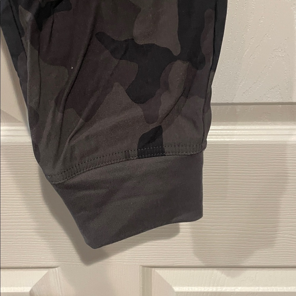 Prana women’s Camouflage Cargo Pants - Picture 2 of 5